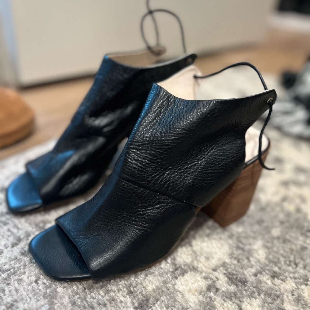 Kenneth Cole size 8
